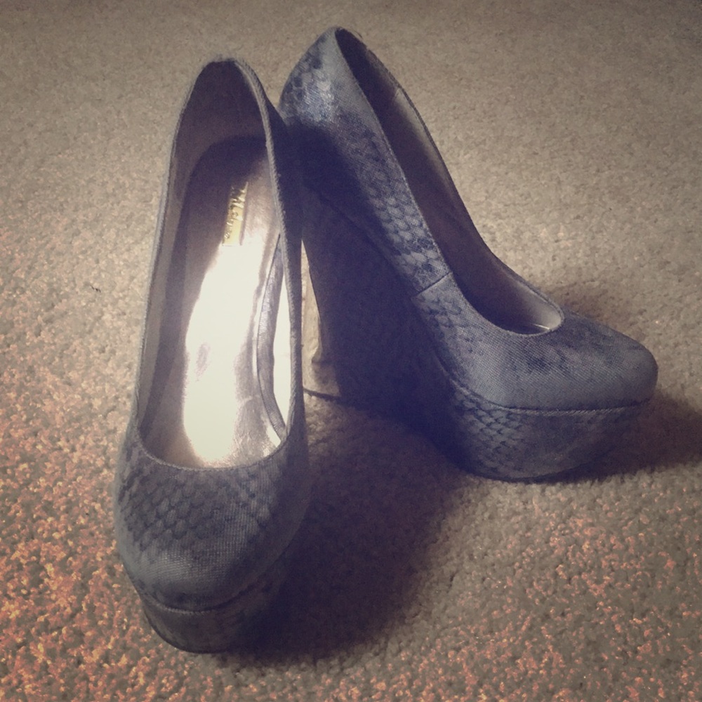 Grey wedges